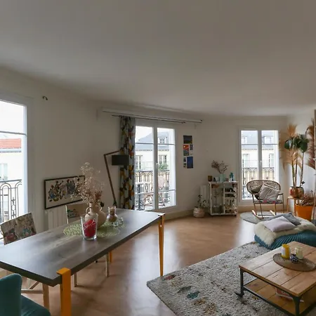 Bright With Balcony Apartment Paris